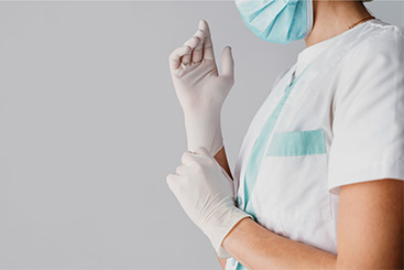Enfermera con guantes y tapabocas perspectiva perfil